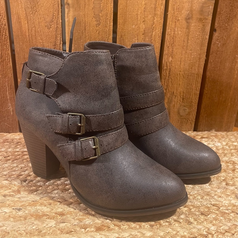 NWOB Forever Short Zip Up Brown/Black Boots Sz 8